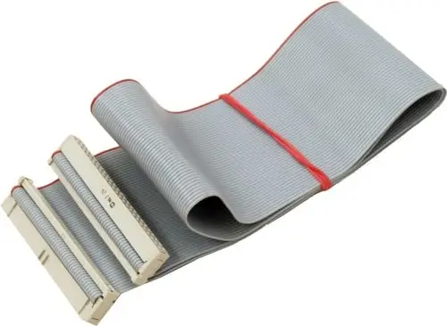 Flachband-Kabel mit grauer Isolierung, verbunden mit zwei Steckverbindern, präsentiert von Wolf. Geeignet für den Anschluss an Basisklassen und BPH-Geräte.